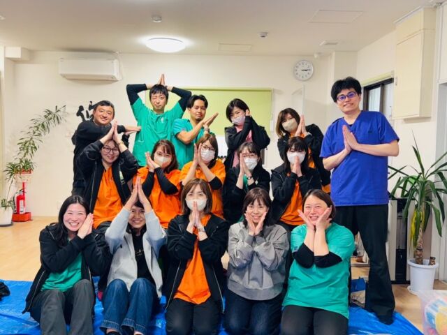 4月1日の昼休みに当院職員で近隣公園に花見に行く予定でしたが、この日に限って雨でした☔

そこで、院内でブルーシートを敷いて皆んなで仲良く昼ご飯を食べました🍗

「山手線ゲーム」や「タケノコニョッキ」といったゲーム遊びもやりました！久しぶりにやると緊張しますね💦

ゲームに負けた人同士で気になる事を質問🙋🙋‍♀️
お互いのことをよく知れる良い機会になりました✨

このように和気あいあいと楽しい職場で、日々頑張って営業しております！！

# 東大阪　# 整形外科　#花見
# 楽しい職場　#クリニック