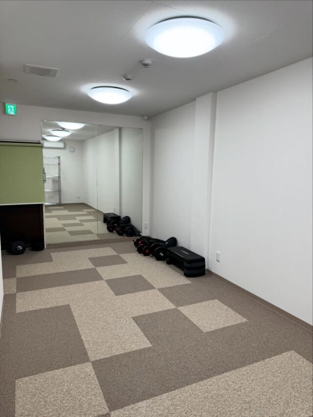 「スポーツ専用リハビリ室」

3階の内科についてはお知らせしていますが、実はその奥には、、、

リハビリ室もできています💪
3階のリハビリ室は主にスポーツ患者さまの動作指導やトレーニング指導に使っています🏋️

鏡でフォームチェック、ダンベルで筋トレなど最近は使用頻度も増えて来ています！

当院では身体に負担の少ないエコー検査も実施しており、スポーツリハビリにも対応していますので部活中のケガなどごさいましたらお気軽にお越しください✨

#東大阪　#スポーツリハビリ　#腰痛　#野球肩
#野球肘