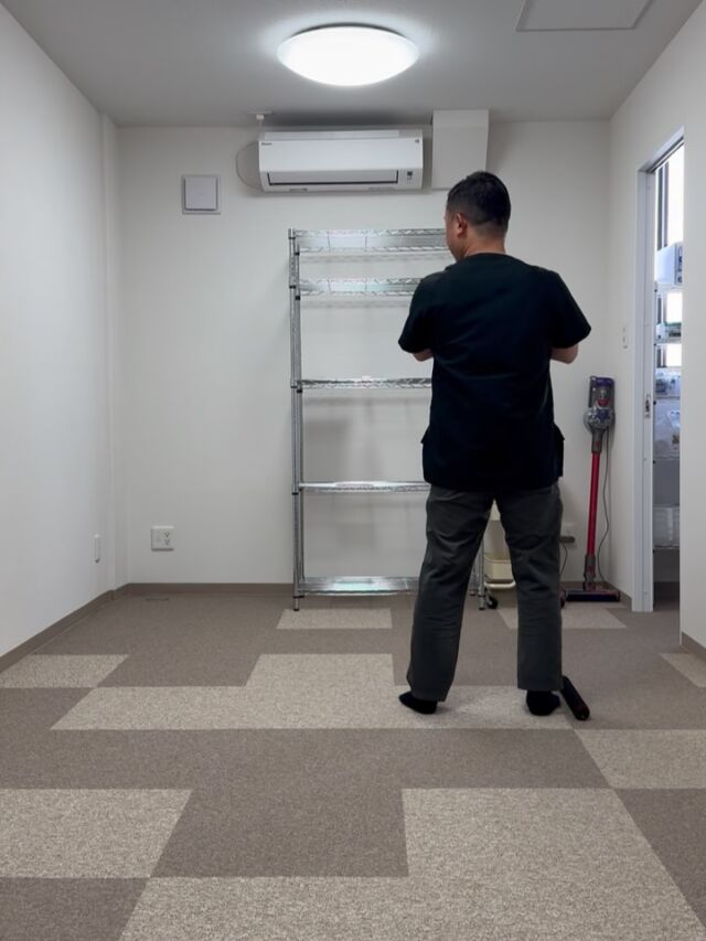 当院院長は休日は医局の草野球に参加しており投手として試合に出場しています！
最近投球時に①左のお尻が痛くなる②もう少し強い球を投げたいとの希望もあり投球フォームの修正をしてみました。
1枚目：修正前　　2枚目：修正後

修正後は左のお尻の痛みは軽減、投球時の体重移動もスムーズになり力強くシャドーピッチングをされていました⚾️
違いがわかる方はぜひコメントお願いします🤲
また他にも修正した方が良い部分のコメントもお待ちしております！

このようにスポーツリハビリでは動画を撮影しながら投球フォームチェックなども実施しています。
スポーツをされており、痛みがある方はお気軽に当院にお越しください😊

#東大阪　#スポーツリハビリ　#投球障害　#野球肩
#野球肘