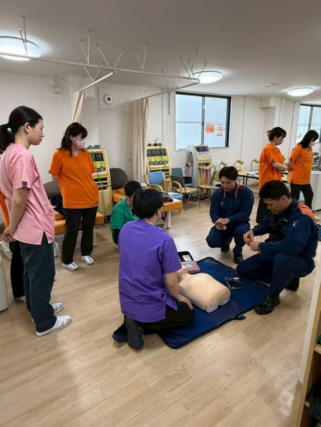 【スタッフの日常：2026年度AED講習🚑】

先日、当クリニックにてAED講習を実施しました！
スタッフ一同で緊急時の対応について改めて学び、いざという時に迅速かつ適切に行動できるよう、実践的なトレーニングを行いました。

心肺蘇生法やAEDの正しい使い方を再確認することで、万が一の事態にも落ち着いて対応できる自信に繋がりますね☺️

#東大阪 #若江岩田 #整形外科 #医療安全 #スタッフの日常