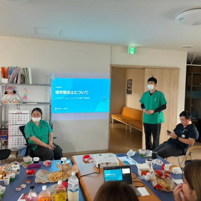今月は、ランチョンセミナー形式で院内勉強会を開催しました🍱✨

今回のテーマは「理学療法士について」💡
美味しい食事を囲みながらだと、普段の会議よりもリラックスして意見交換ができ、スタッフ間のコミュニケーションも一段と深まりました！

#ランチョンセミナー#院内勉強会#スタッフの日常#整形外科#リハビリ